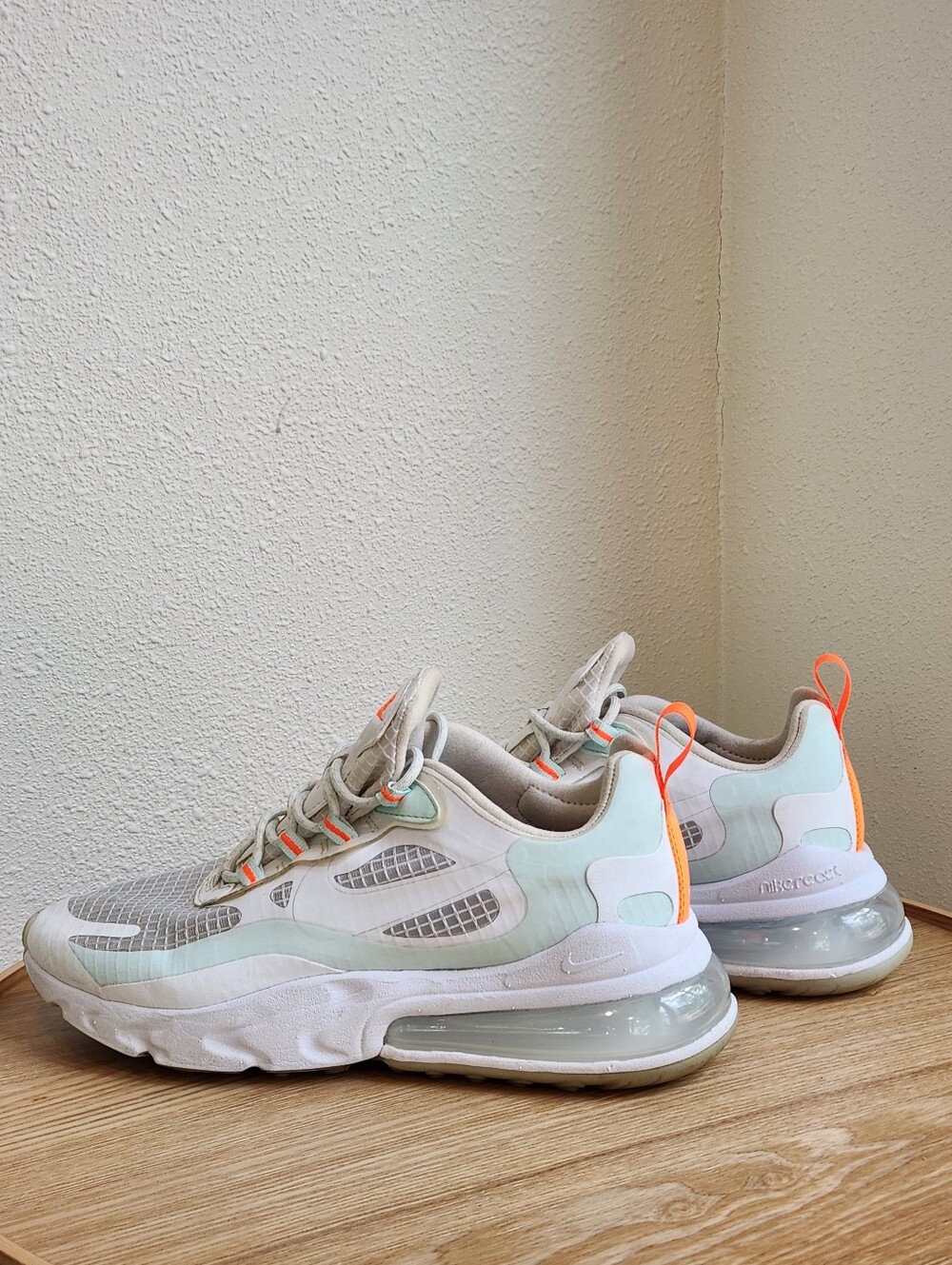 Nike Air Max 270 React SE In "Hyper Crimson" Women's Sneakers - Picture 2 of 6